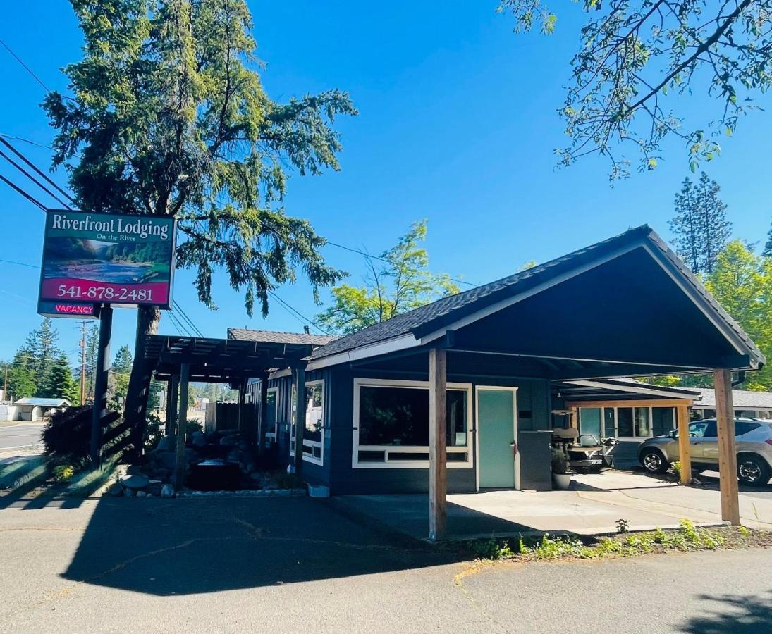 Riverfront Lodging Shady Cove Екстериор снимка