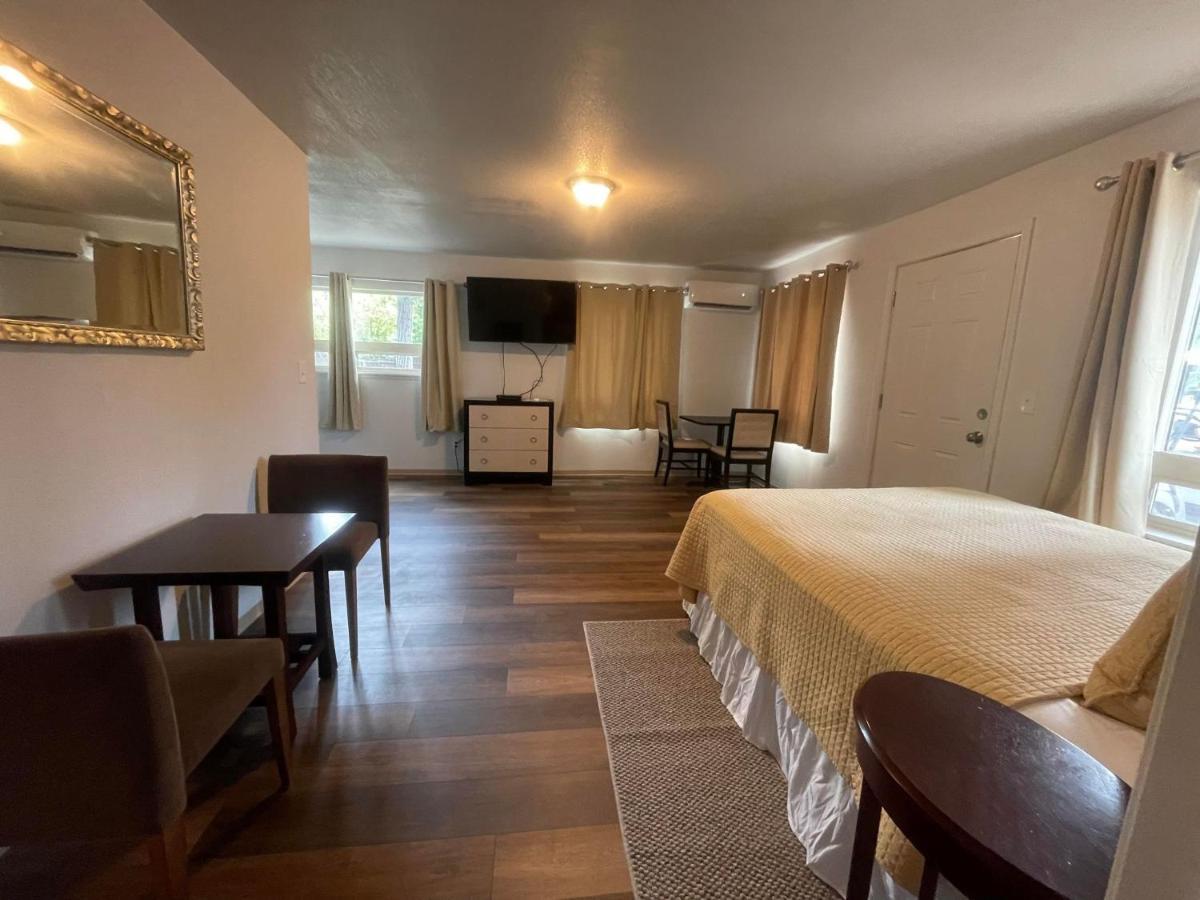 Riverfront Lodging Shady Cove Екстериор снимка