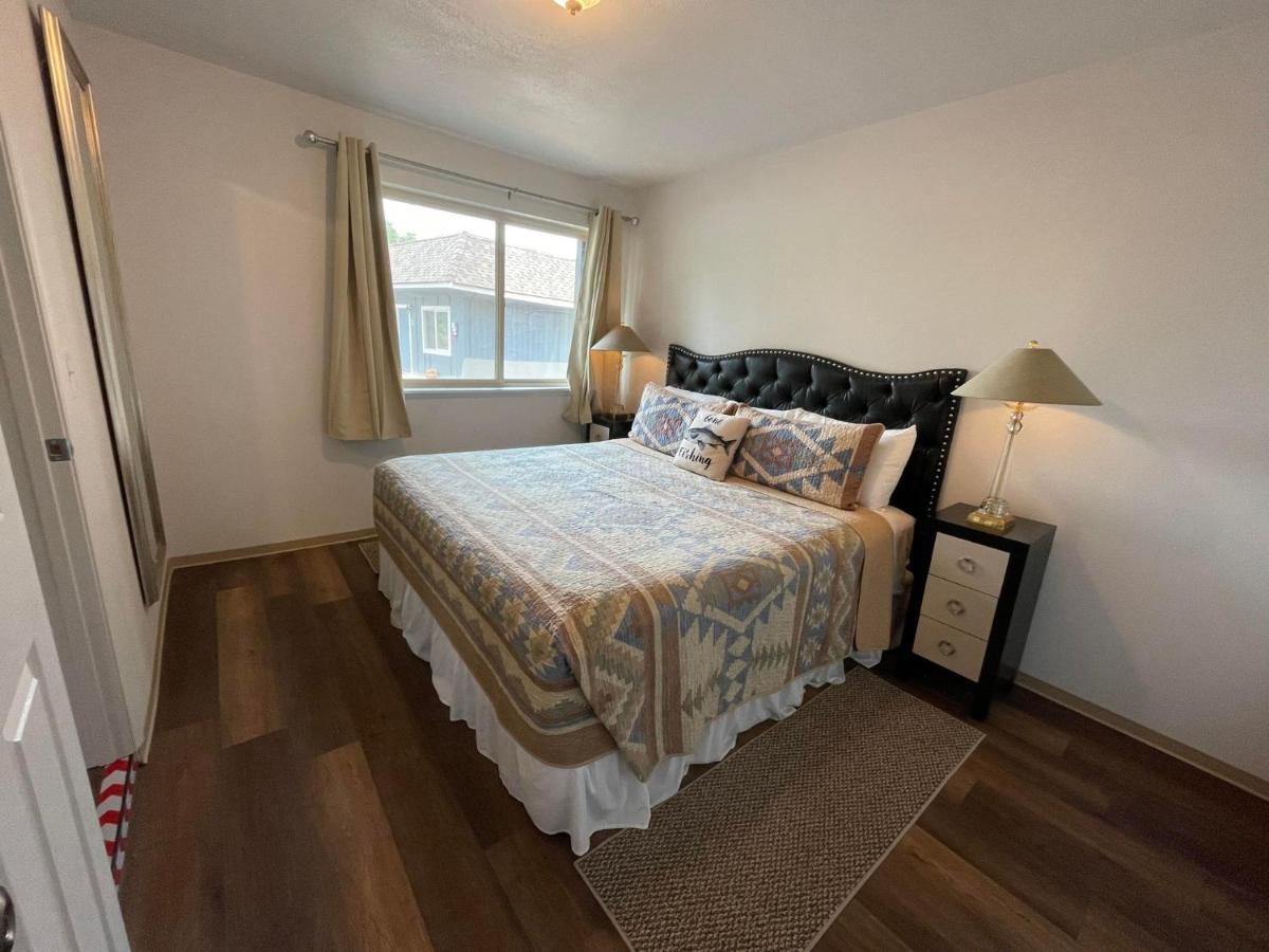 Riverfront Lodging Shady Cove Екстериор снимка