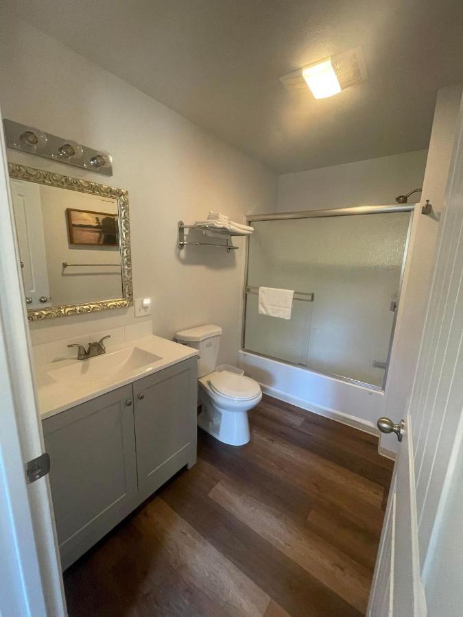Riverfront Lodging Shady Cove Екстериор снимка