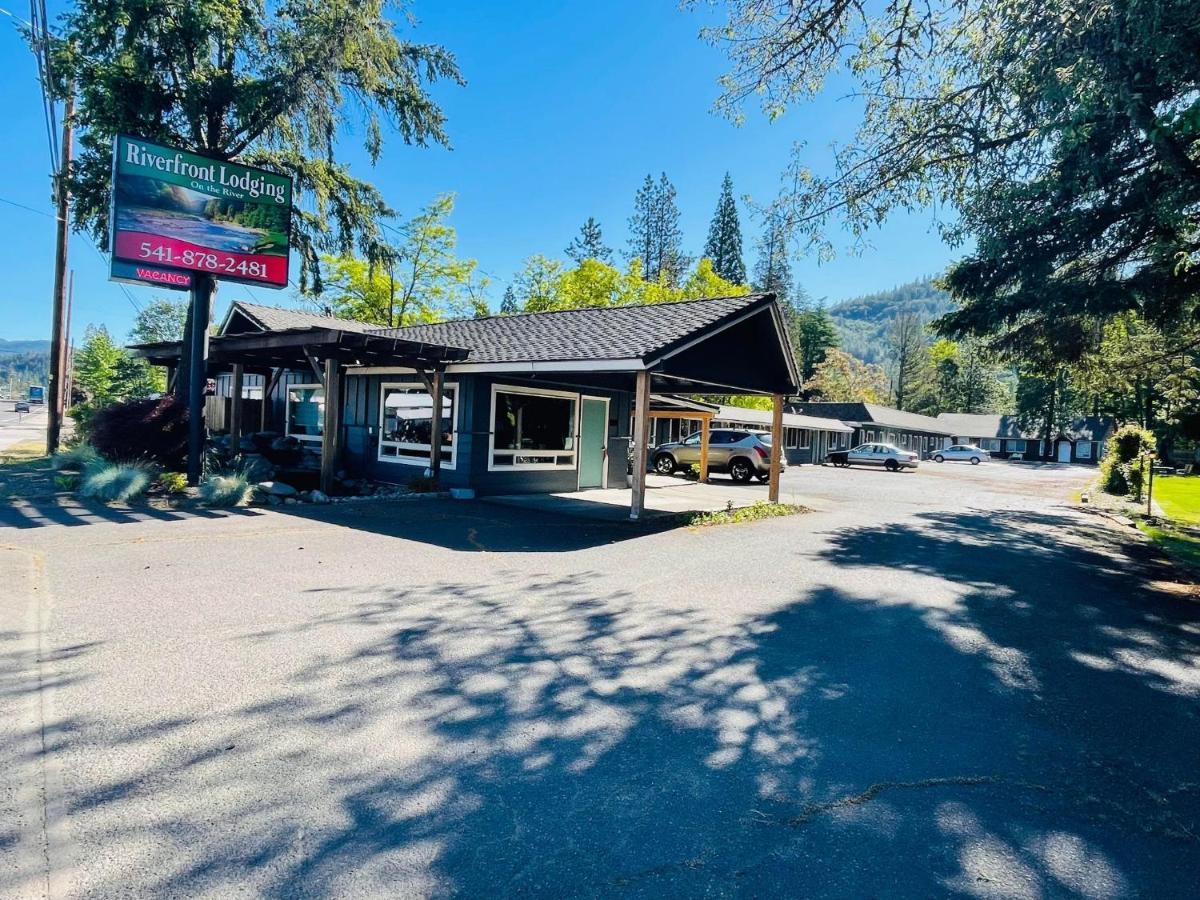Riverfront Lodging Shady Cove Екстериор снимка