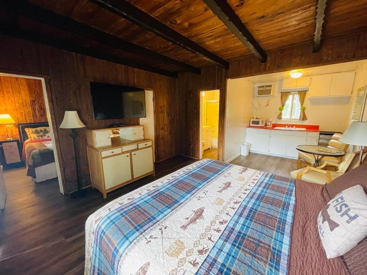 Riverfront Lodging Shady Cove Екстериор снимка