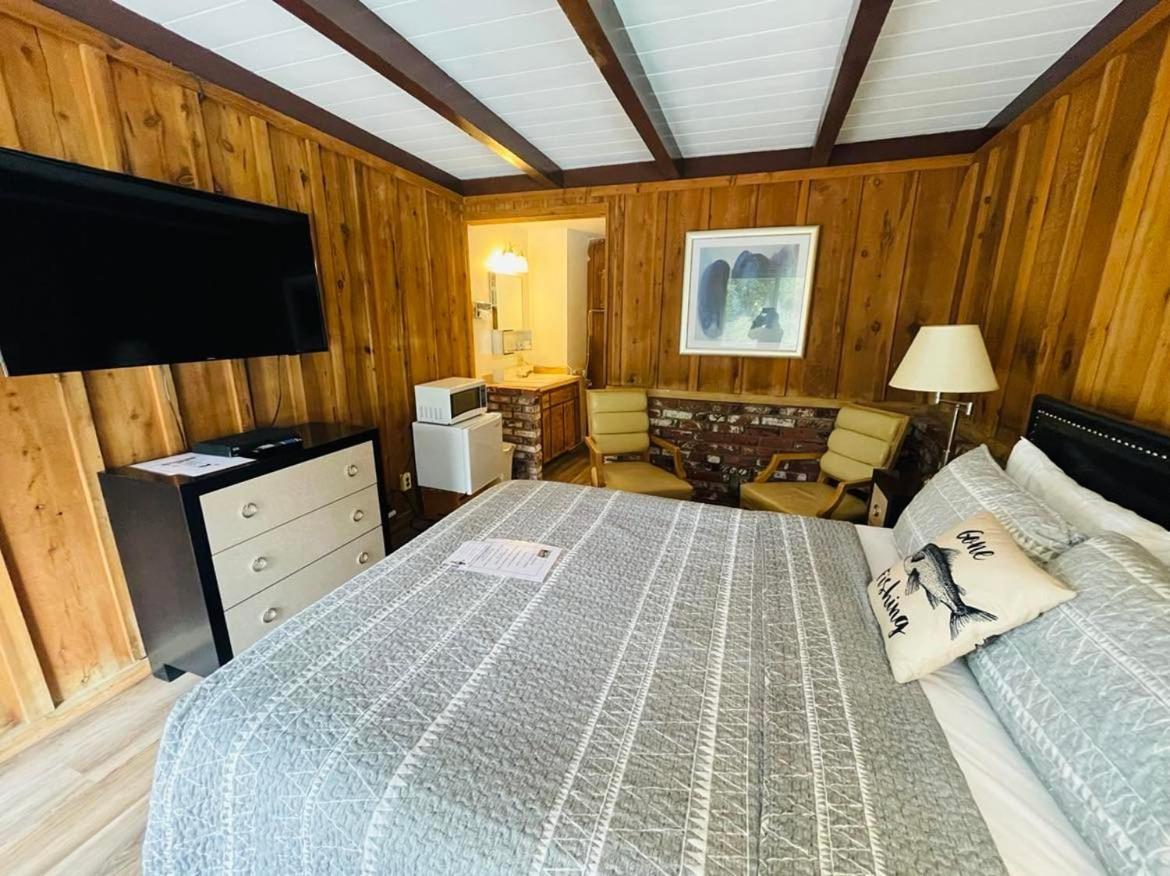 Riverfront Lodging Shady Cove Екстериор снимка