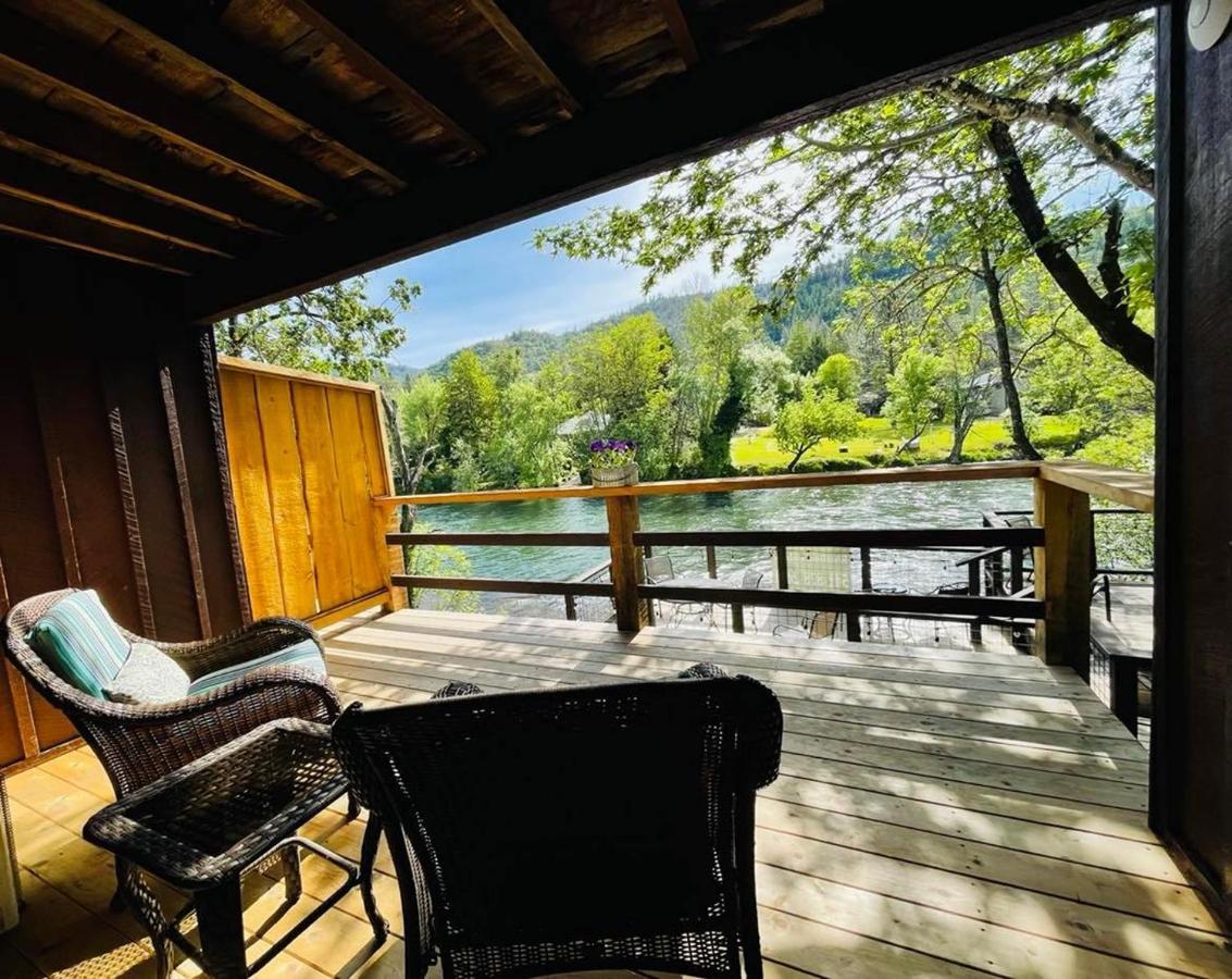 Riverfront Lodging Shady Cove Екстериор снимка