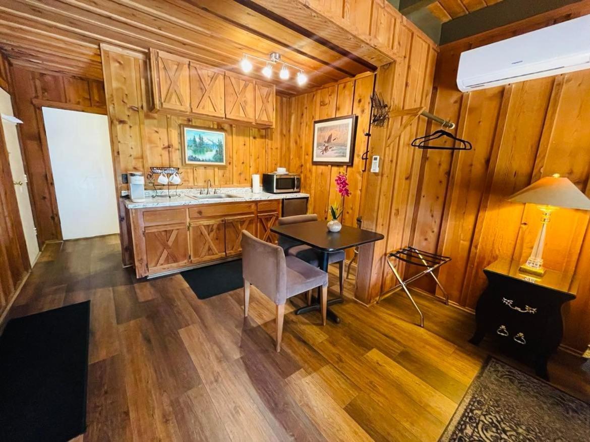 Riverfront Lodging Shady Cove Екстериор снимка