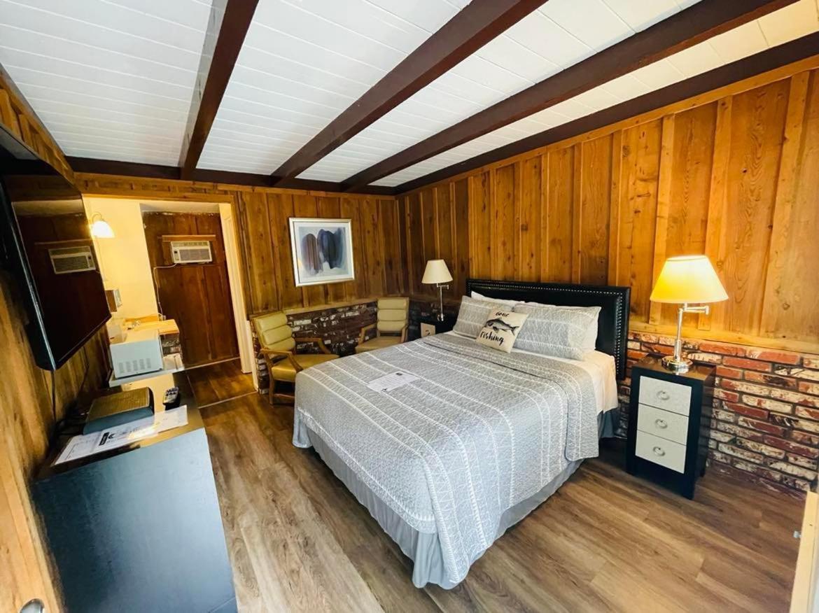 Riverfront Lodging Shady Cove Екстериор снимка