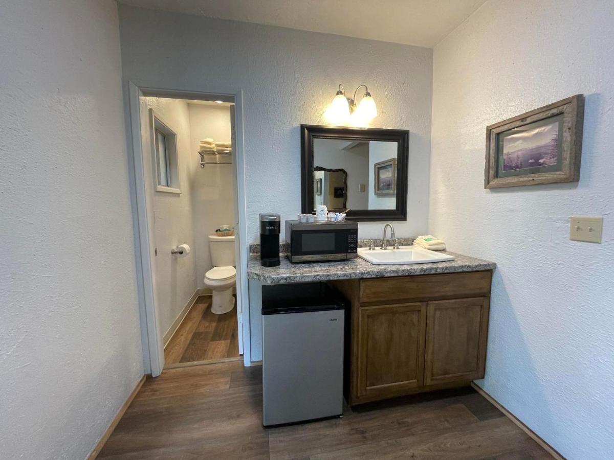 Riverfront Lodging Shady Cove Екстериор снимка