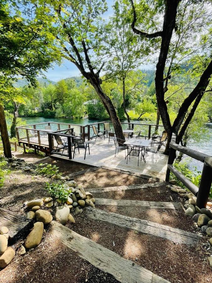 Riverfront Lodging Shady Cove Екстериор снимка