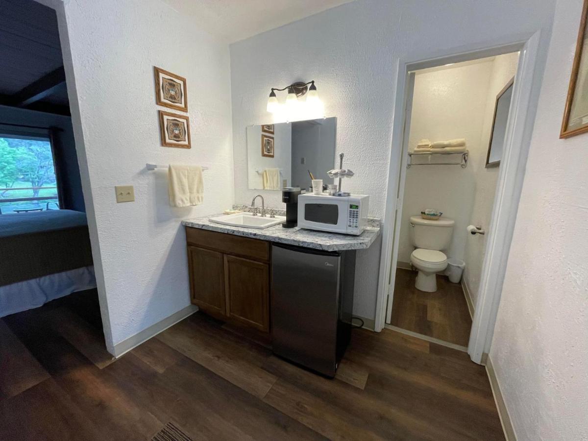 Riverfront Lodging Shady Cove Екстериор снимка
