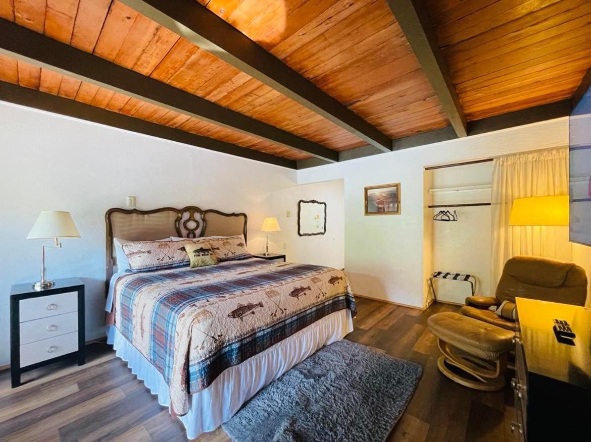 Riverfront Lodging Shady Cove Екстериор снимка