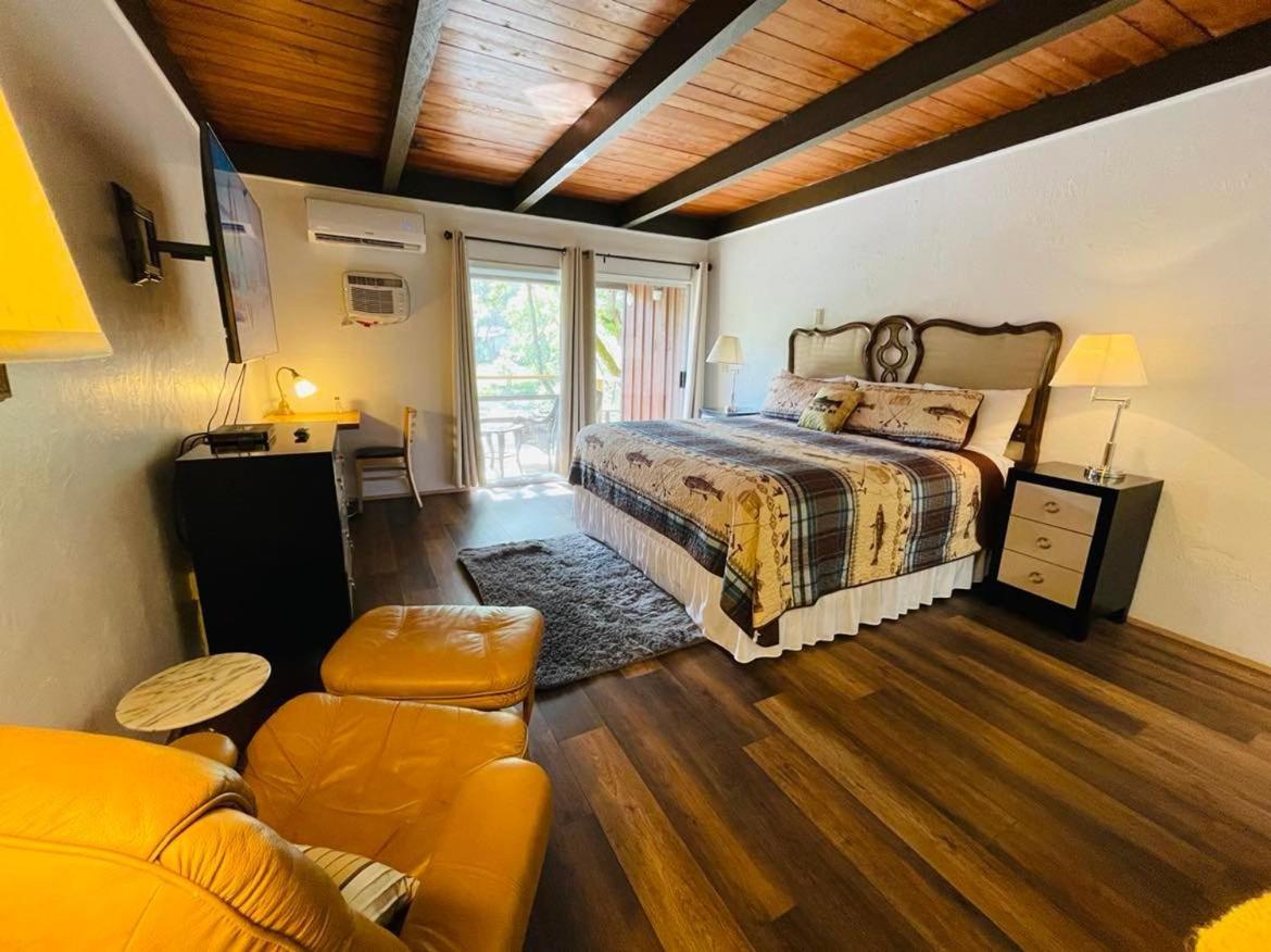 Riverfront Lodging Shady Cove Екстериор снимка