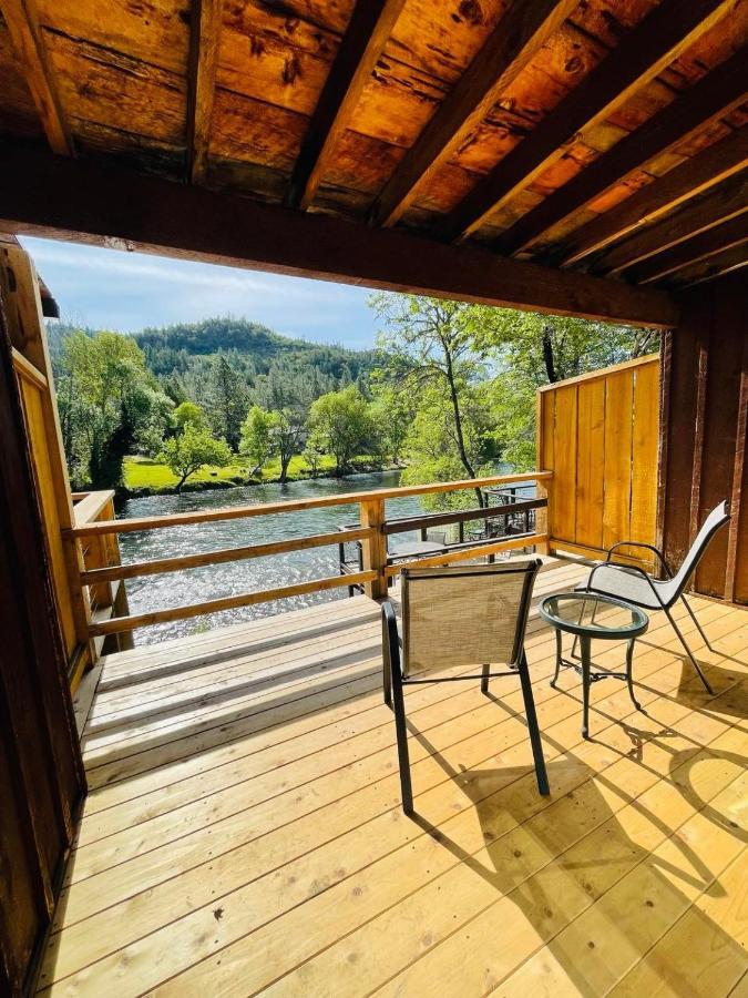 Riverfront Lodging Shady Cove Екстериор снимка