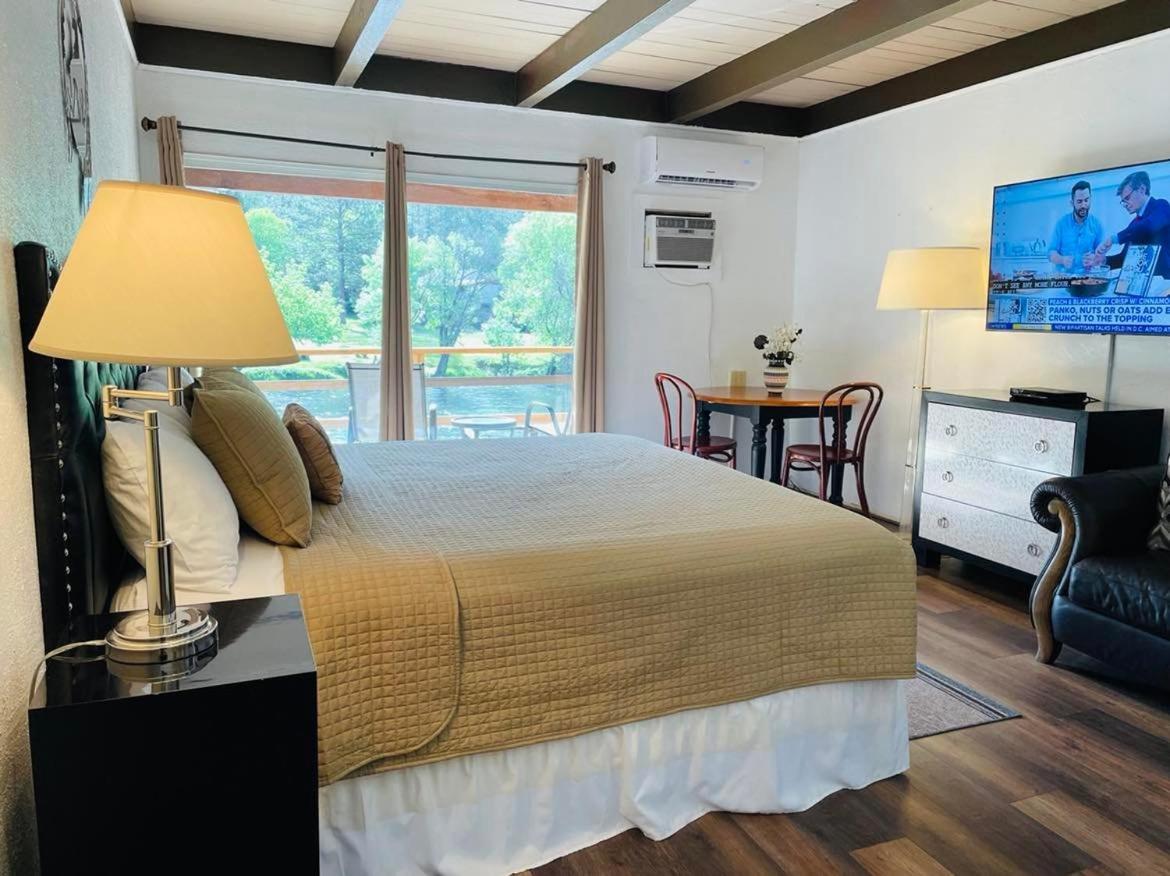 Riverfront Lodging Shady Cove Екстериор снимка