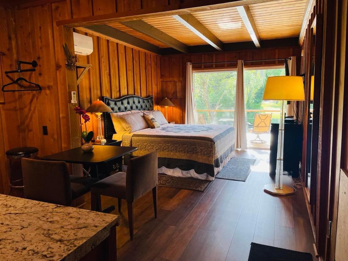Riverfront Lodging Shady Cove Екстериор снимка