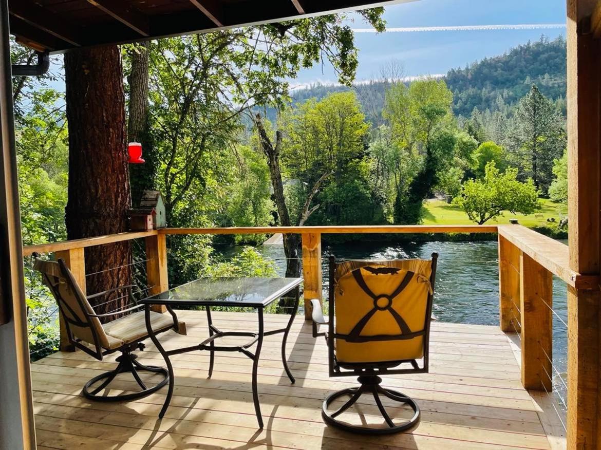 Riverfront Lodging Shady Cove Екстериор снимка