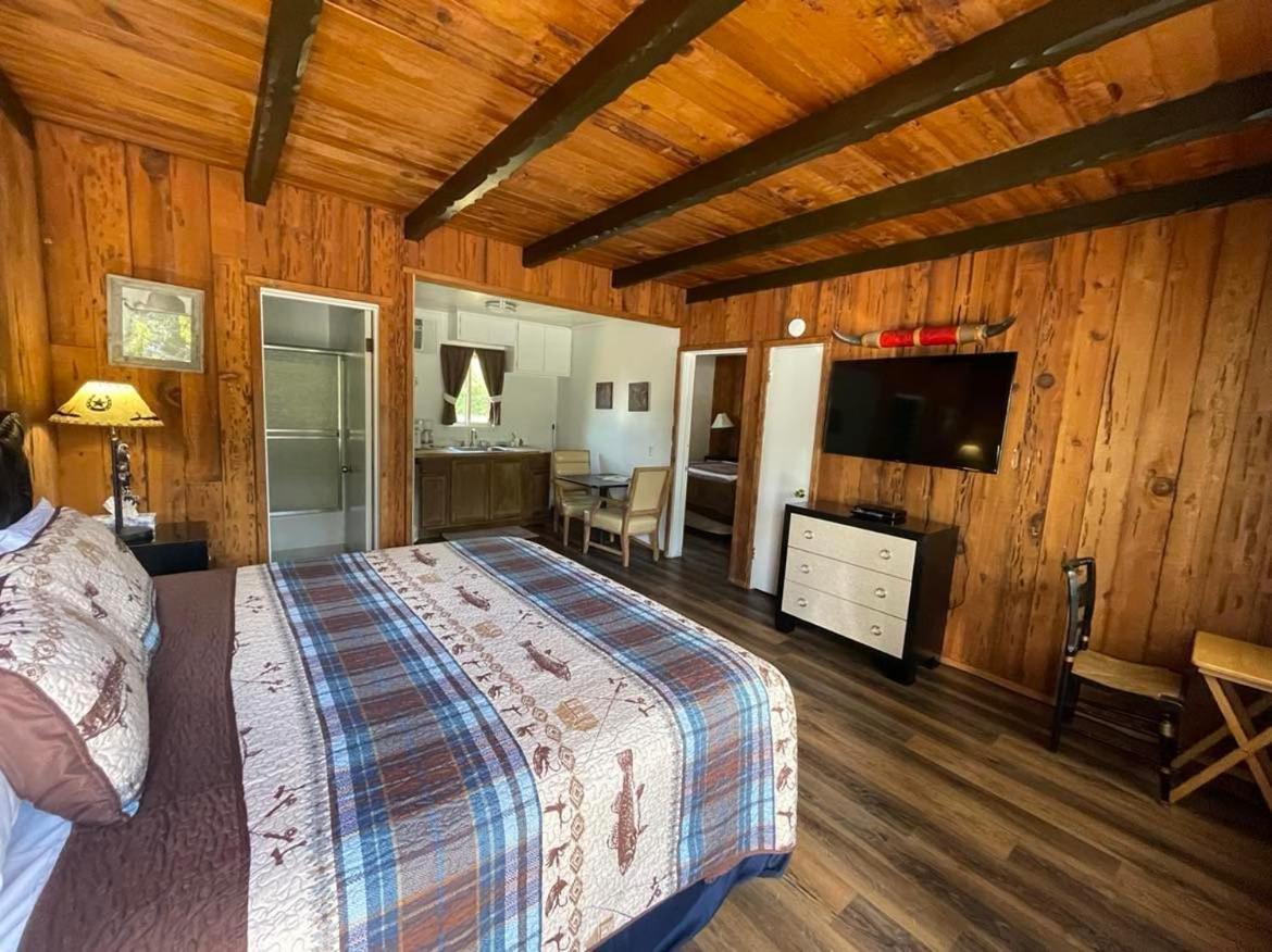 Riverfront Lodging Shady Cove Екстериор снимка