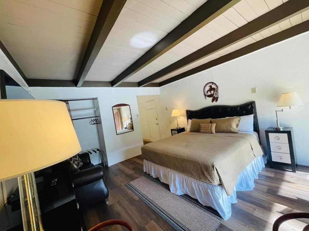 Riverfront Lodging Shady Cove Екстериор снимка