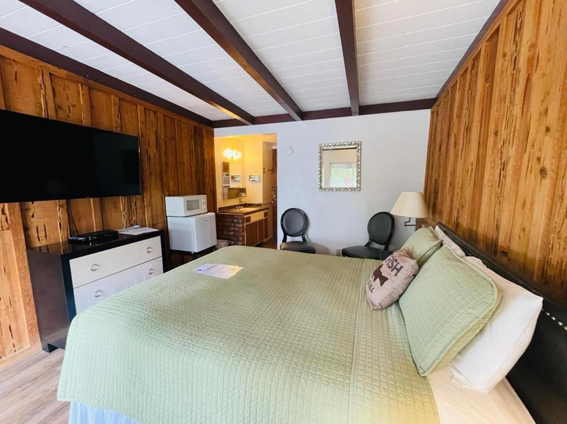 Riverfront Lodging Shady Cove Екстериор снимка