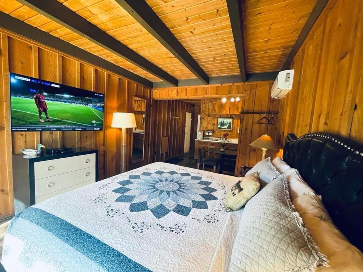 Riverfront Lodging Shady Cove Екстериор снимка