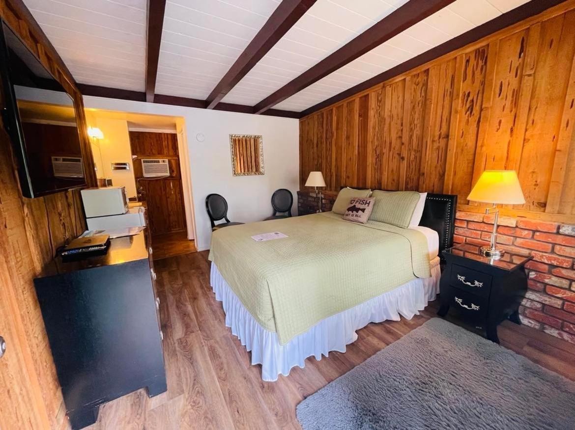 Riverfront Lodging Shady Cove Екстериор снимка