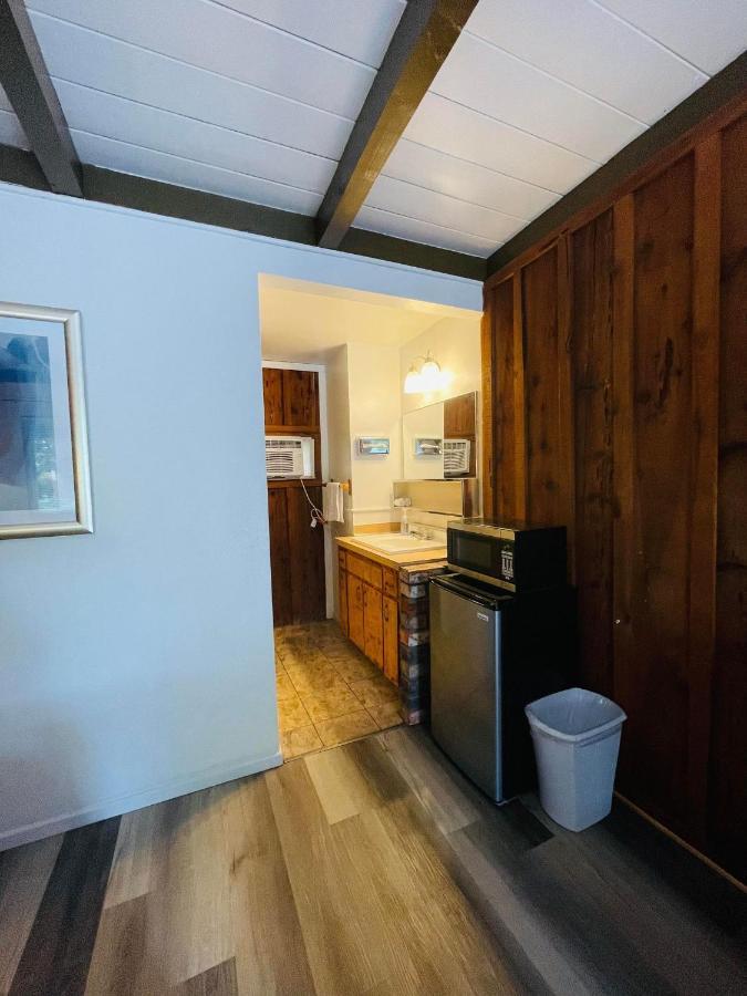Riverfront Lodging Shady Cove Екстериор снимка