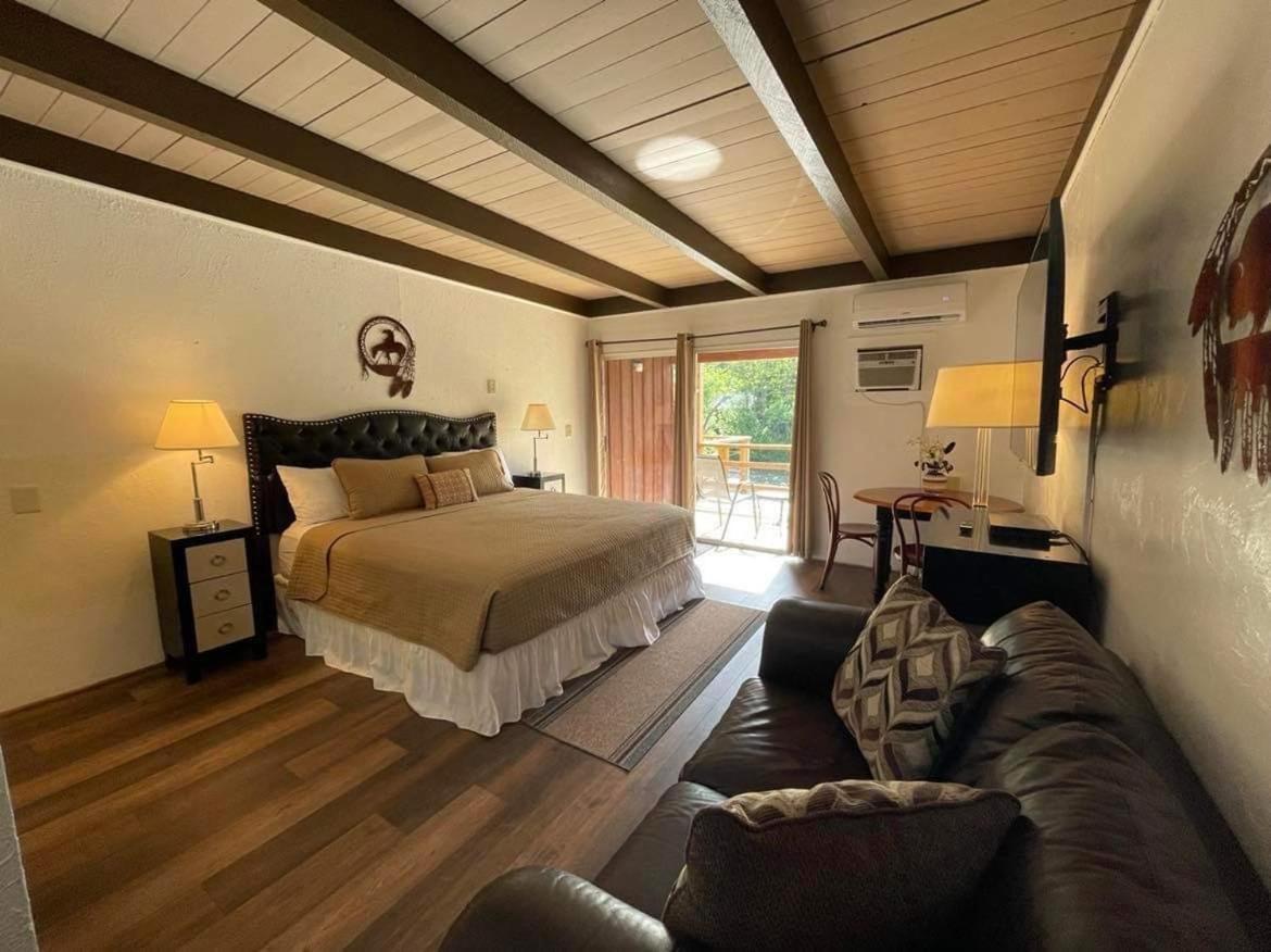 Riverfront Lodging Shady Cove Екстериор снимка