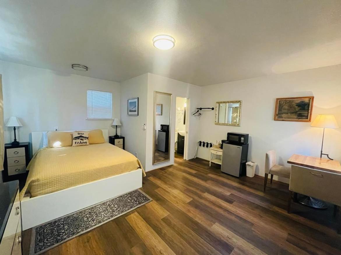 Riverfront Lodging Shady Cove Екстериор снимка