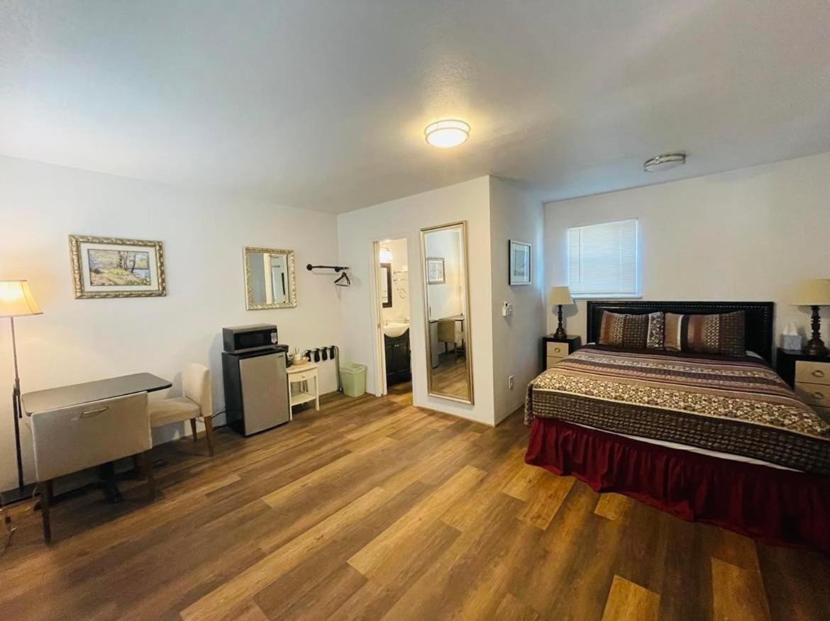 Riverfront Lodging Shady Cove Екстериор снимка
