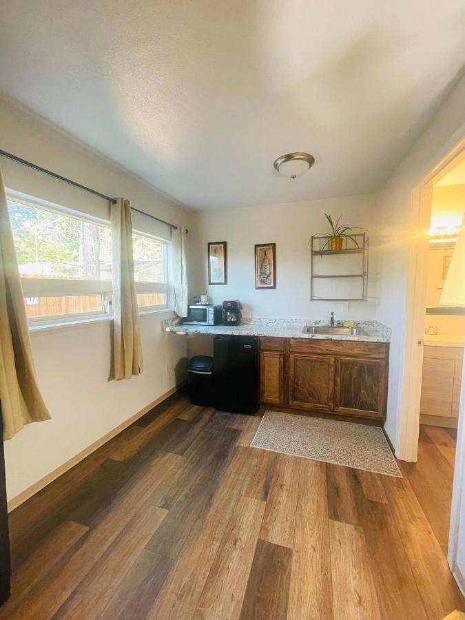 Riverfront Lodging Shady Cove Екстериор снимка