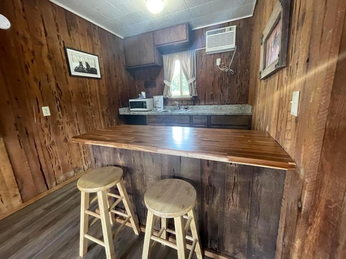 Riverfront Lodging Shady Cove Екстериор снимка