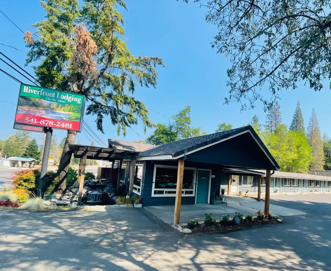 Riverfront Lodging Shady Cove Екстериор снимка